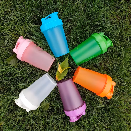 Bottiglia shaker proteica classica senza BPA personalizzata all'ingrosso per fitness loop con sfera miscelatrice per attività in palestra